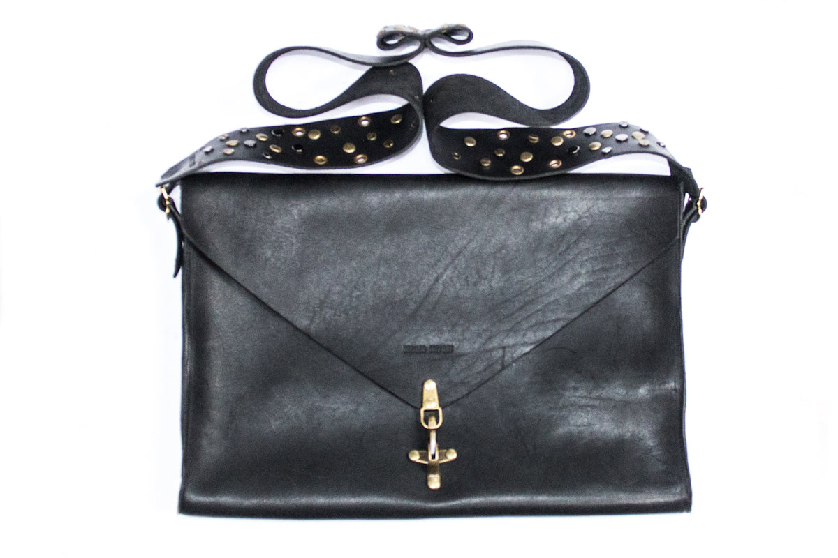 thi messenger bag black / studded strap